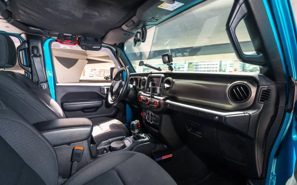 Car rental Jeep Wrangler in Dubai 2020 (tiffany-blue)