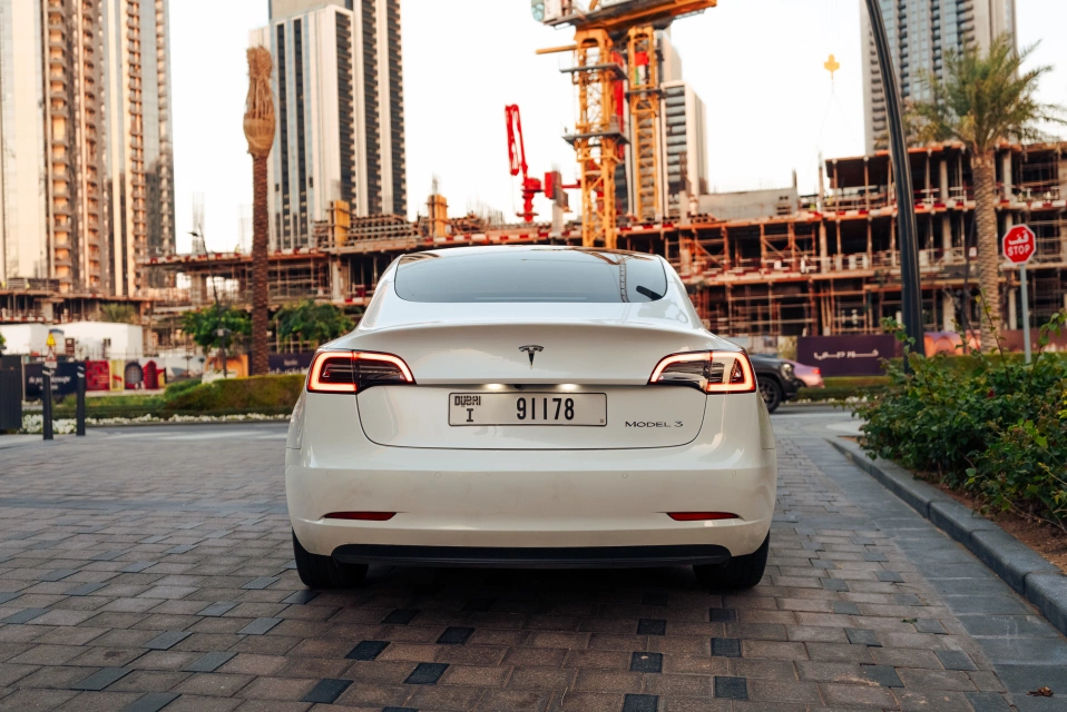 Аренда Тесла Модель-3 в Дубае 2021 (белый)