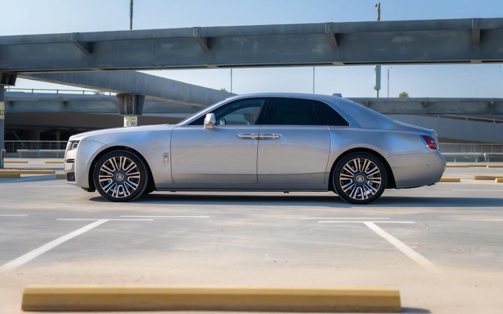 Car rental RollsRoyce Ghost in Dubai 2022 (silver-grey)