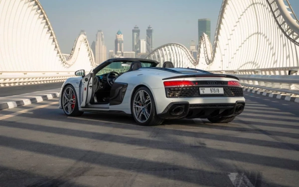 Car rental Audi R8-V10-Spyder in Dubai 2021 (white)