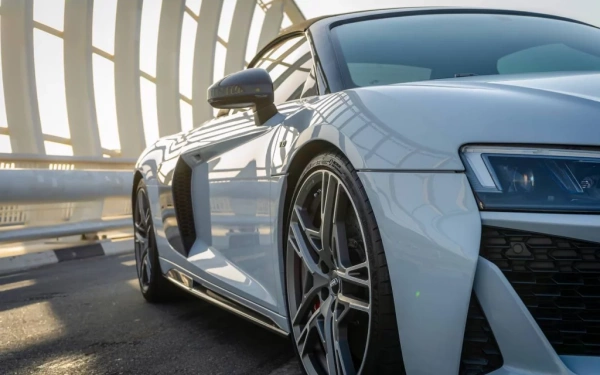 Car rental Audi R8-V10-Spyder in Dubai 2021 (white)